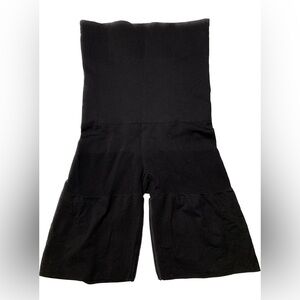 Assets Red Hot Label by Spanx Short Size Large